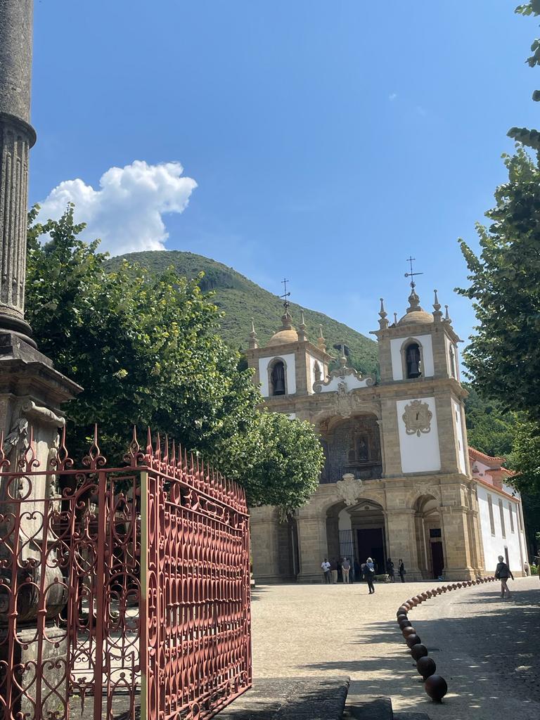 Seniores que integram a atividade “Entre laços…Menos Sós” do Projeto CLDS Cantanhede 4G “Intervir, Integrar e Incluir” participaram num passeio convívio ao Gerês e a Braga