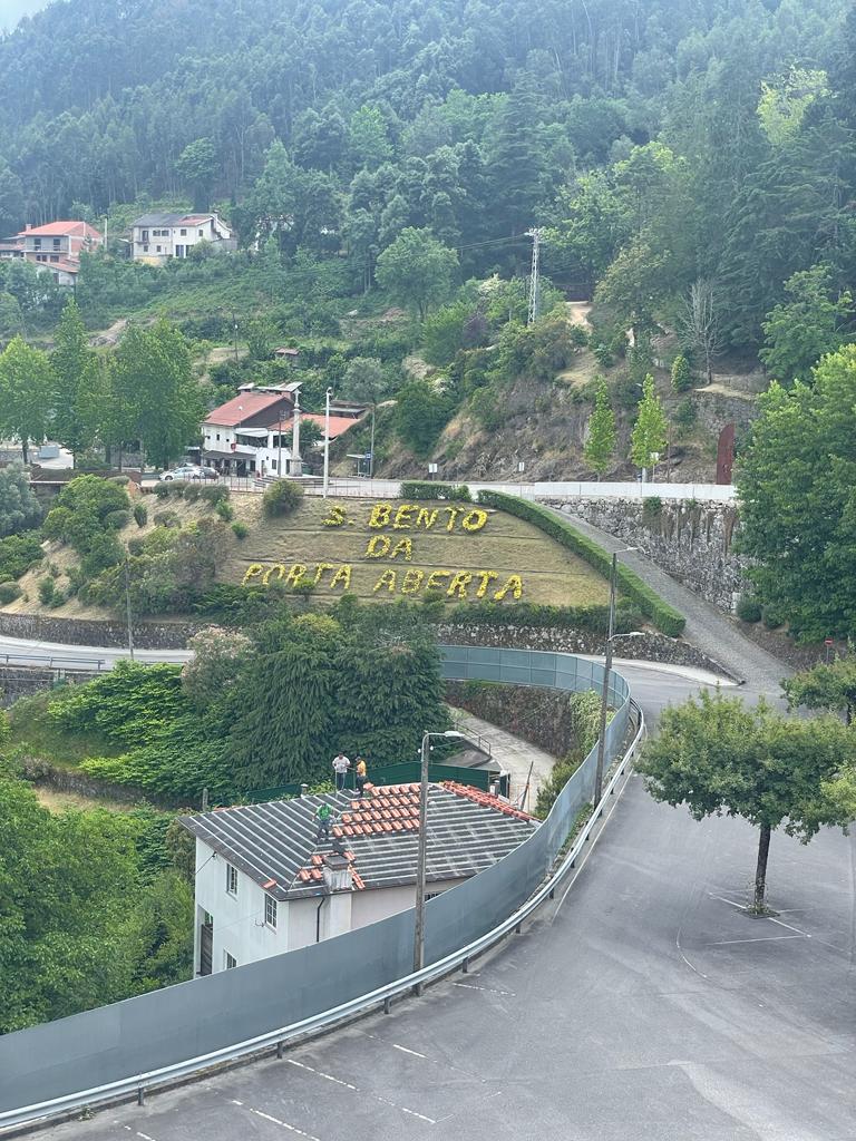 Seniores que integram a atividade “Entre laços…Menos Sós” do Projeto CLDS Cantanhede 4G “Intervir, Integrar e Incluir” participaram num passeio convívio ao Gerês e a Braga