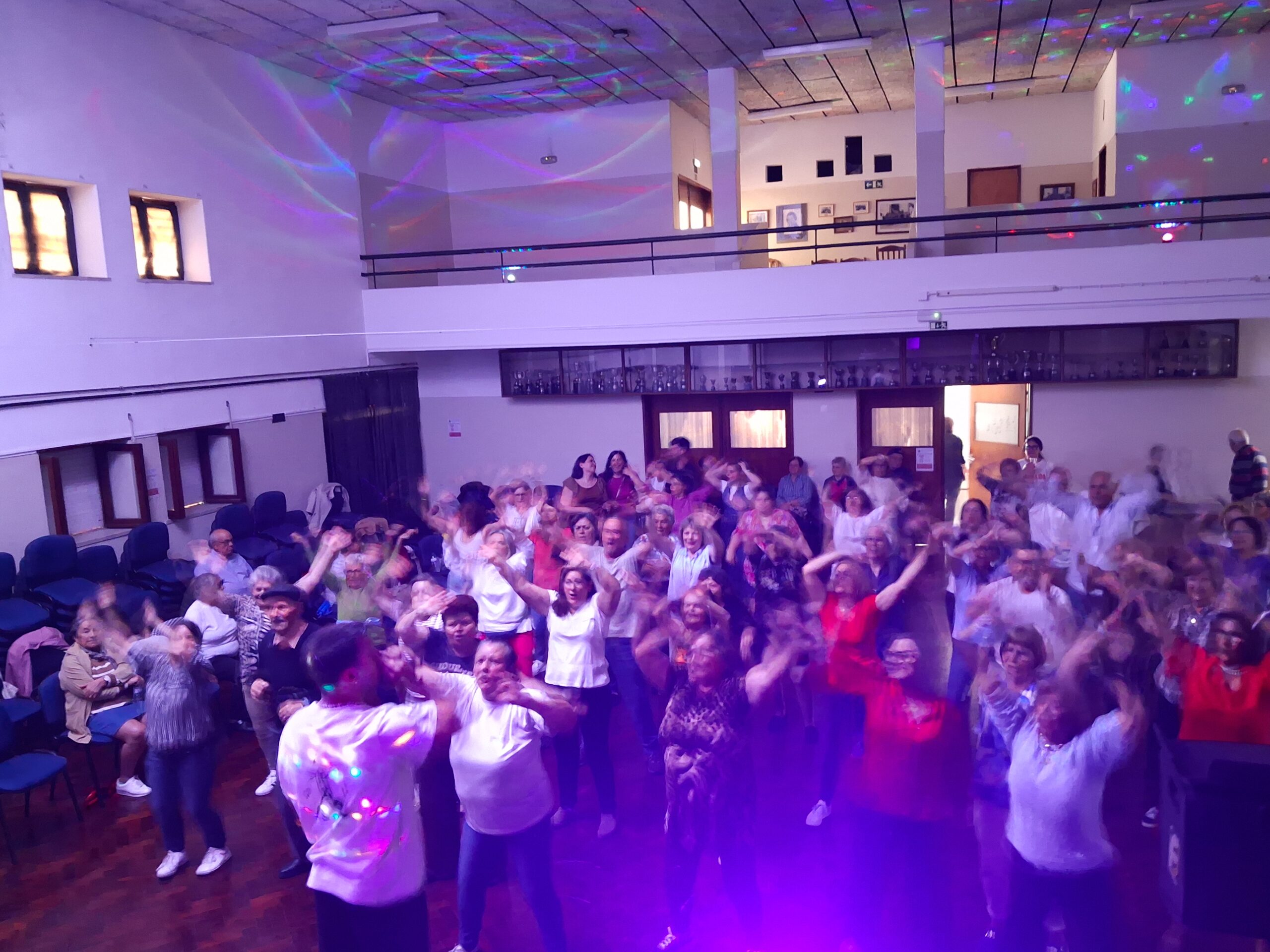 CLDS 5G de Penacova assinala o Dia Mundial da Dança com ambiente de discoteca e muita animação