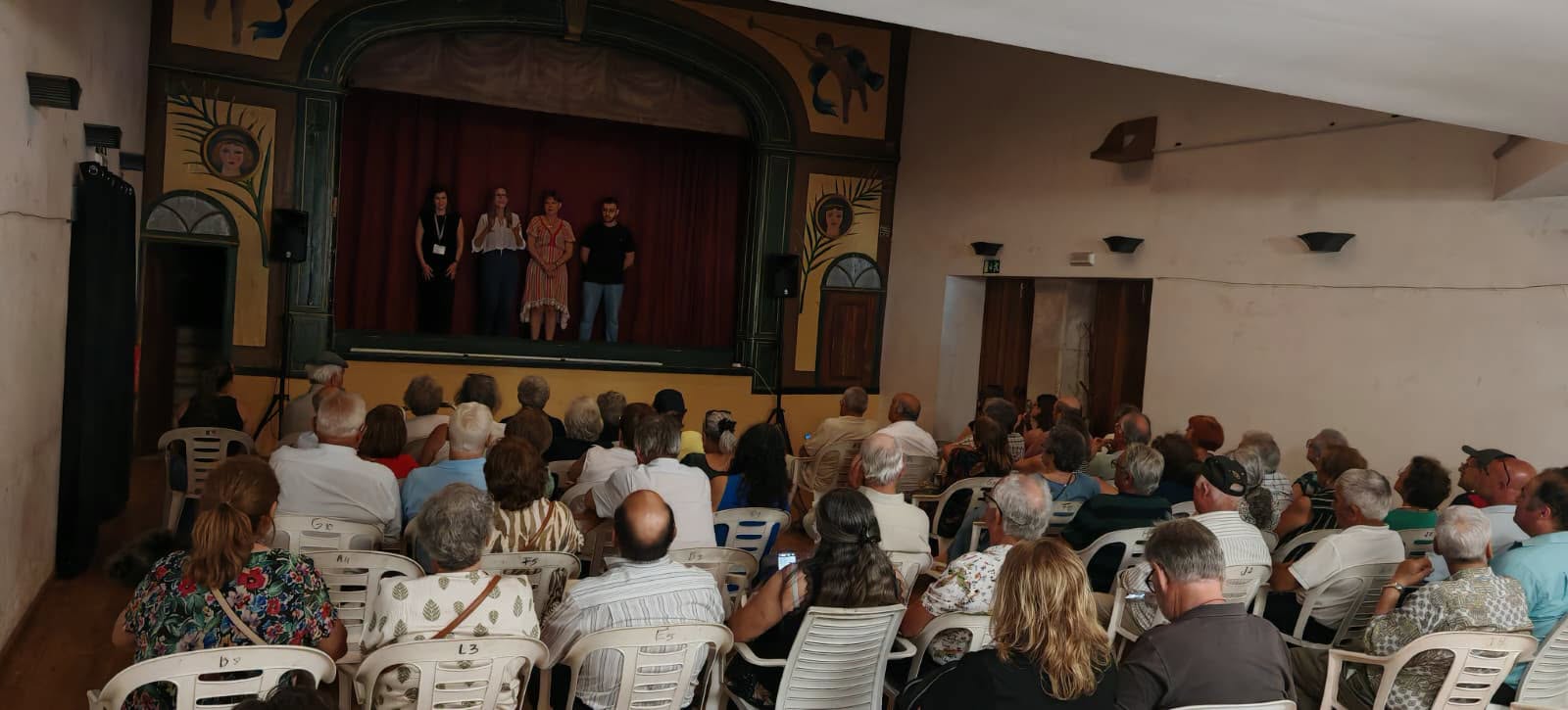 “Vozes do Tempo” encheu a sala e sensibilizou o público para a violência contra pessoas idosas e pessoas com deficiência